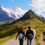 La riscoperta del turismo lento: camminare in montagna per un’esperienza autentica