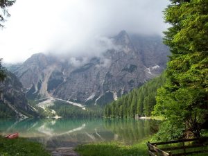 Il fascino dei laghi di montagna: una meta per tutte le stagioni